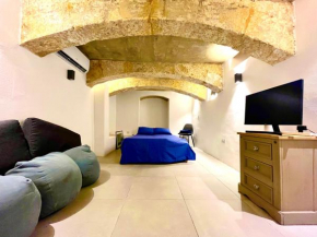 Large 200year old room 2 min away from Mdina